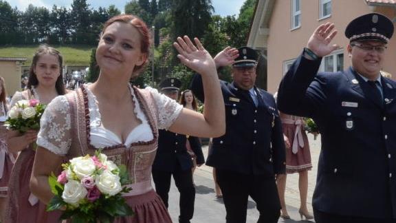 Die Festdamen umrahmten den Vorsitzenden Dirk Kreul (rechts) und Kommandant Dirk Raupach.