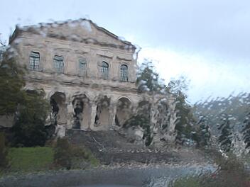 Hinter der Windschutzscheibe: Der Kursaal verwischt im Regen. Foto: Ulrike Müller