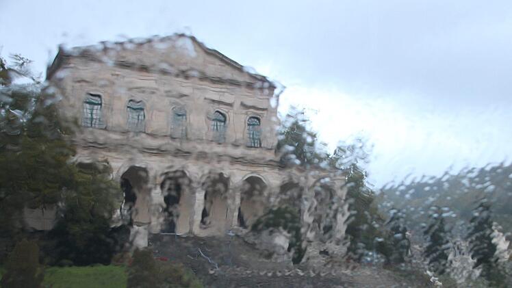 Hinter der Windschutzscheibe: Der Kursaal verwischt im Regen. Foto: Ulrike Müller