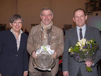 Da kann noch mehr kommen: Heidrun Piwernetz (links) und Rainer Mattern (rechts) haben den ehemaligen Landrat, Michael Busch, im Rahmen der  Kreistagssitzung verabschiedet.