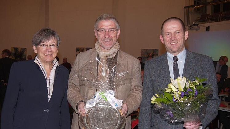 Da kann noch mehr kommen: Heidrun Piwernetz (links) und Rainer Mattern (rechts) haben den ehemaligen Landrat, Michael Busch, im Rahmen der  Kreistagssitzung verabschiedet.