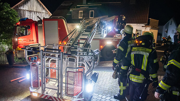 Einfamilienhaus in Vollbrand: 200 Kräfte kämpfen gegen Flammen