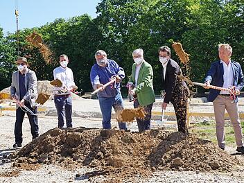 Die Offiziellen beim Spatenstich