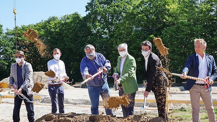 Die Offiziellen beim Spatenstich