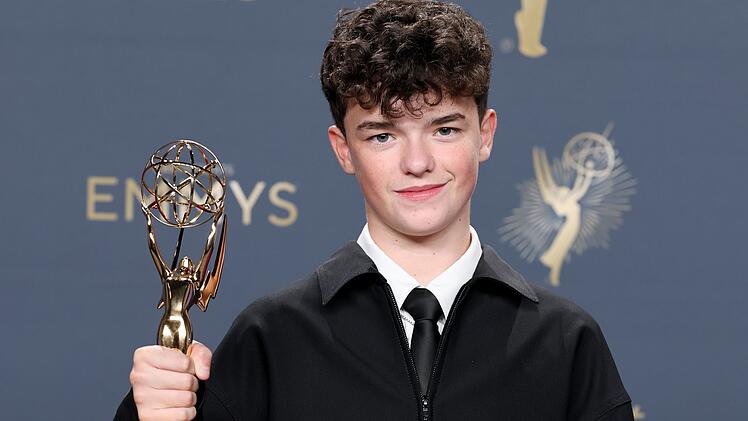 "Adolescence"-Star Owen Cooper stellte einen neuen Rekord als jüngster mit einem Emmy ausgezeichneter Schauspieler auf. Das Psycho-Drama gewann mit sechs Awards die meisten Auszeichnungen.