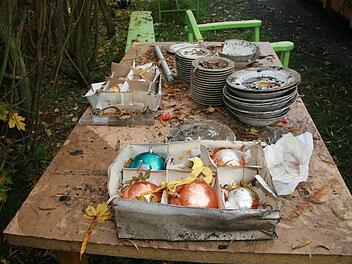 Viel ist nicht übrig geblieben vom Inventar des Schützenheims.  Das alte Geschirr und die Christbaumkugeln werden als Erinnerungsstücke aufbewahrt. Fotos: Sonja Adam