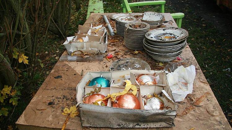 Viel ist nicht übrig geblieben vom Inventar des Schützenheims.  Das alte Geschirr und die Christbaumkugeln werden als Erinnerungsstücke aufbewahrt. Fotos: Sonja Adam