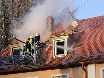 Lob erntete die Stadt von den Wehren für die zeitnahe Anschaffung von Atemschutzgeräten, die gerade bei Bränden mit starker Rauchentwicklung, wie hier beim Wohnhausbrand im Januar diesen Jahres in der Bahnhofstraße, unverzichtbar bei der Brandbekämpfung sind. Foto: Archiv/fra-press