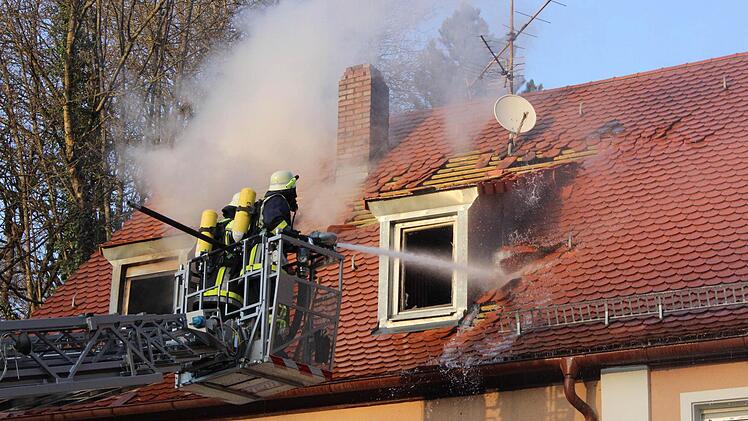 Lob erntete die Stadt von den Wehren für die zeitnahe Anschaffung von Atemschutzgeräten, die gerade bei Bränden mit starker Rauchentwicklung, wie hier beim Wohnhausbrand im Januar diesen Jahres in der Bahnhofstraße, unverzichtbar bei der Brandbekämpfung sind. Foto: Archiv/fra-press
