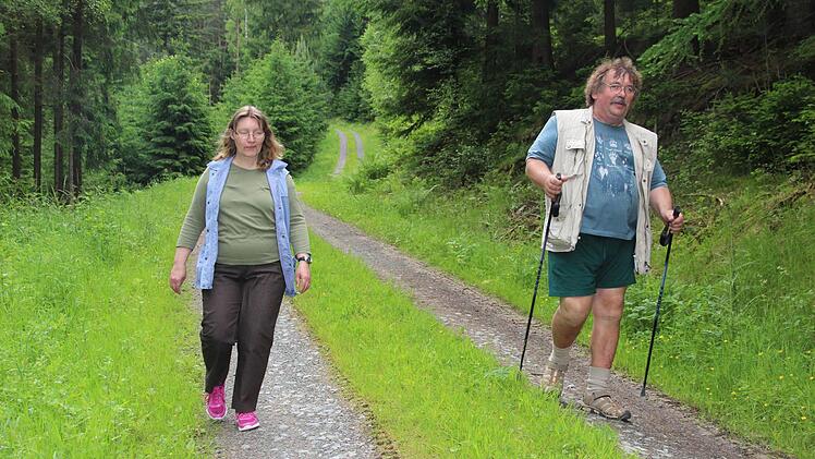 Trotz einer Knie-OP vor kurzem lief Manfred Müller mit seiner Frau tapfer mit.