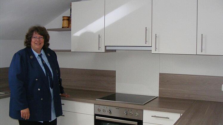Vereinsvorsitzende Waltraud Burkhardt präsentierte stolz die neue Küche im ersten Obergeschoss.