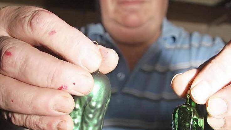 Der Glasbläser zeigt zwei typische Weihnachtsgurken. Fotos: Sonja Adam