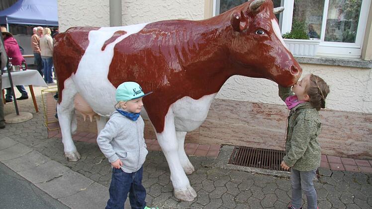 Keine Angst vor großen Tieren haben Mina Hornig und Eliah Boethel. Foto: Sonja Adam