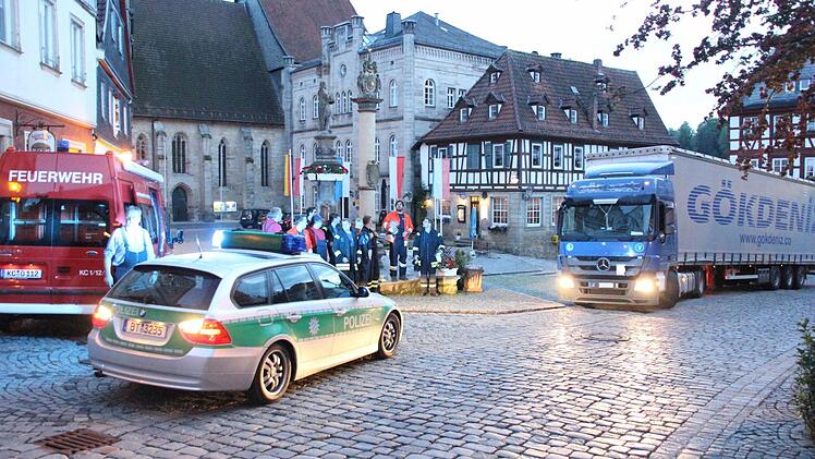 Der Sattelauflieger musste auf der Schütt drehen.  Foto: Friedwald Schedel