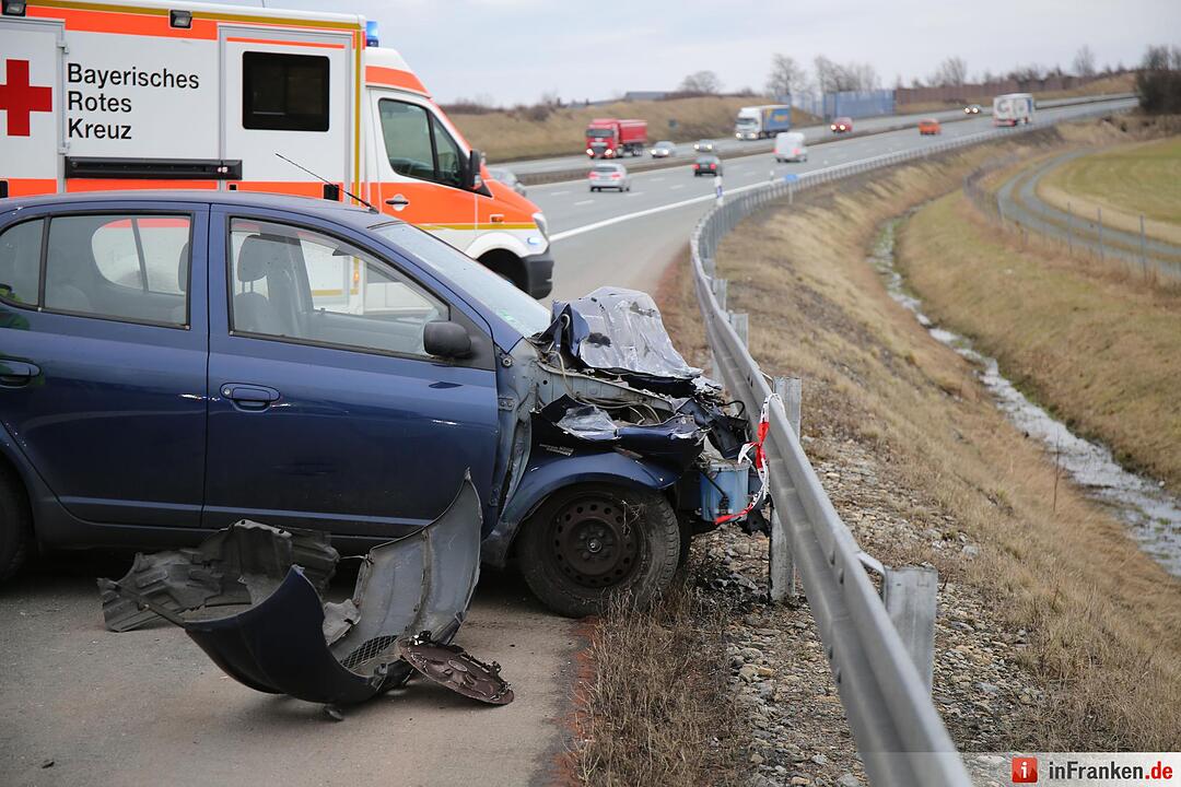 A9 bei Hof: Frau flieht vor Polizeikontrolle und baut Unfall