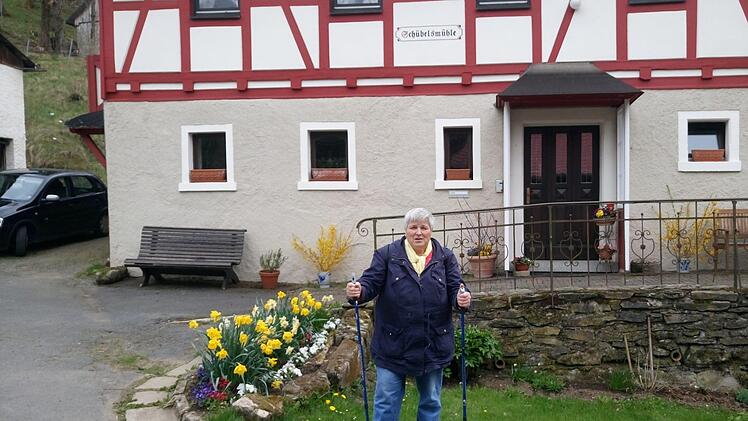 Die Obfrau der Ortsgruppe Grafengehaig des Frankenwaldvereins, Margitta Hieke, vor der Schübelsmühle. Foto: Klaus-Peter Wulf
