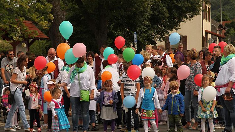 Die Buben und Mädchen aus dem Kindergarten mit ihren Bärenmasken und Luftballons.  Foto: Günther Geiling