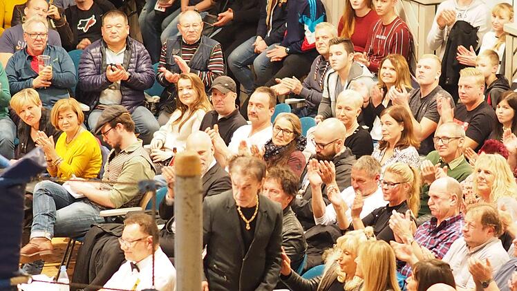 Eine Legende macht sich auf den Weg zum Ring. Foto: J&uuml;rgen Schmitt