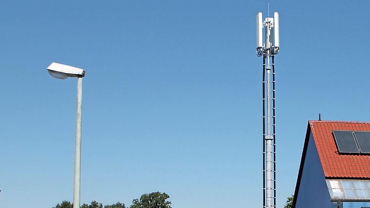 Nun steht der Funkmast für die Mobilfunkversorgung in Breitbrunn - trotz des Widerstandes in der Bevölkerung und im Gemeinderat. Im Betrieb ist die Anlage allerdings noch nicht.  Foto: Günther Geiling