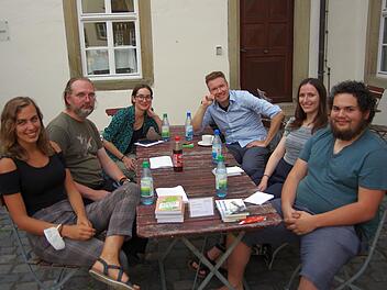 Die Poetry Slamer in gemütlicher Runde: (von links)  Theresa Conrady,  der Sieger Bert Uschner, Hannah Conrady, Oliver Walter, Enora de Corre und Thomas Eiwen. Foto: Klaus Werner
