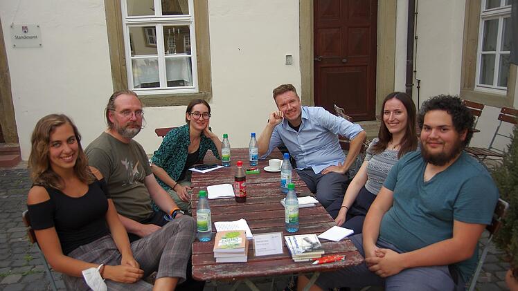 Die Poetry Slamer in gemütlicher Runde: (von links)  Theresa Conrady,  der Sieger Bert Uschner, Hannah Conrady, Oliver Walter, Enora de Corre und Thomas Eiwen. Foto: Klaus Werner