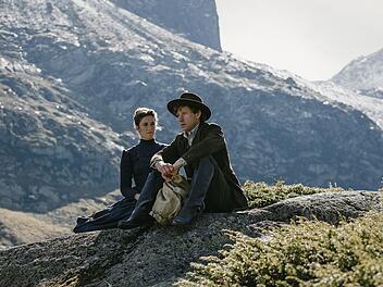 Die Fuhrmannstochter Anna (Miriam Stein) und der angehende Ingenieur Max (Maxim Mehmet) blicken bang in die Zukunft: Wird Max' vision&auml;res Vorhaben des Tunnelbaus gelingen?