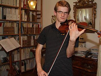 Bonifaz Baumann (17) hat die Traumnote 1,0 erreicht. Nach dem Abi am MGF-Gymnasium wird geübt, denn er spielt als passionierter Geiger bei der eigenen Abschiedsfeier. Foto: Sonja Adam