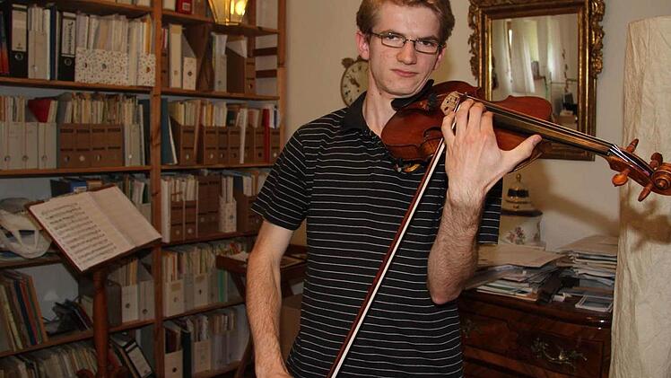 Bonifaz Baumann (17) hat die Traumnote 1,0 erreicht. Nach dem Abi am MGF-Gymnasium wird geübt, denn er spielt als passionierter Geiger bei der eigenen Abschiedsfeier. Foto: Sonja Adam