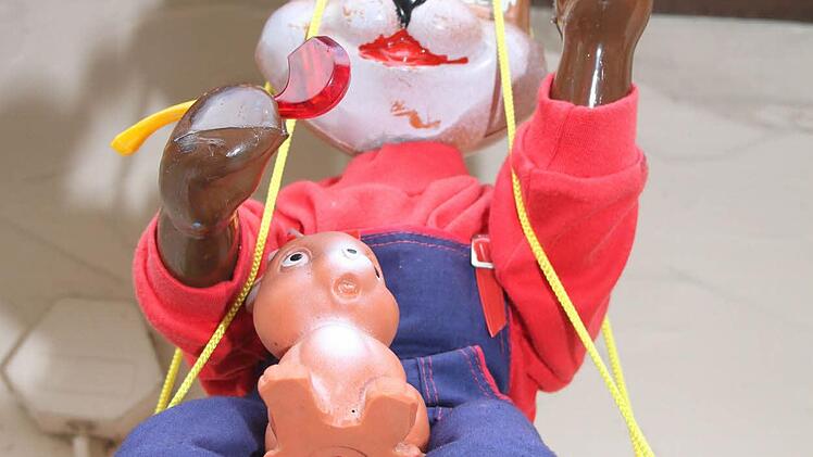 Am Wohnhaus der Knopfs in Kauernburg sind viele Osterhasenschaukeln angebracht. Foto: Sonja Adam