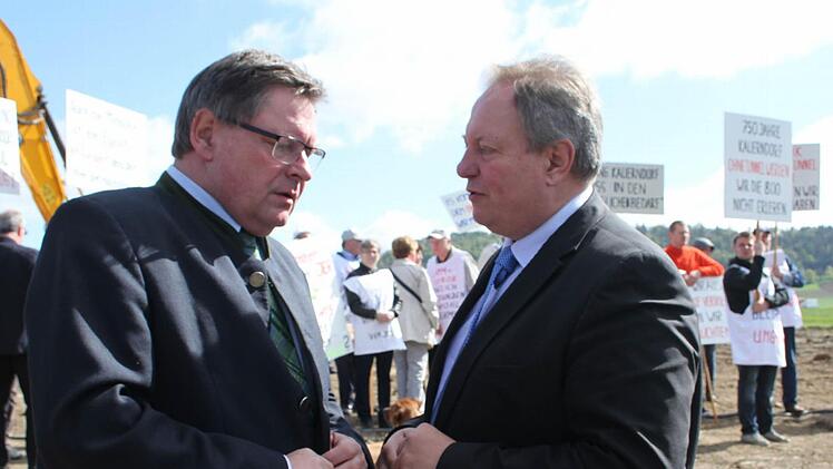 Der Untersteinacher Bürgermeister Volker Schmiechen nimmt Bayerns Innen- und Verkehrsstaatssekretär Gerhard Eck ins Gebet: Auch die Kauerndorfer brauchen ihre Ortsumfahrung. Foto: Sonny Adam