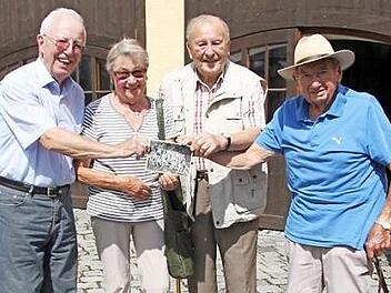 Hans Nützel, Hannelore Münch, Alfred Gründel und Owald Meußgeyer erinnern sich, wie sie vor 80 Jahren als Erstklässler in der Blaicher Schule ihr Wiesenfest gefeiert haben. Foto: Sonny Adam