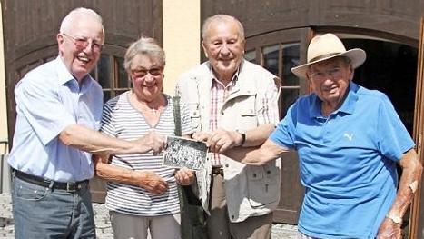 Hans Nützel, Hannelore Münch, Alfred Gründel und Owald Meußgeyer erinnern sich, wie sie vor 80 Jahren als Erstklässler in der Blaicher Schule ihr Wiesenfest gefeiert haben. Foto: Sonny Adam