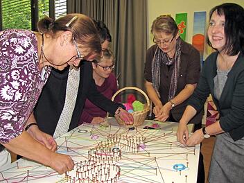 Da entsteht ein symbolisches Netzwerk rund um die Kontaktstelle Selbsthilfe. Sabine Feuerbach-Hein und Sabine Doerenkamp-Steiner (Zweite und Erste von rechts) legen mit Hand an.  Foto: Martin Koch
