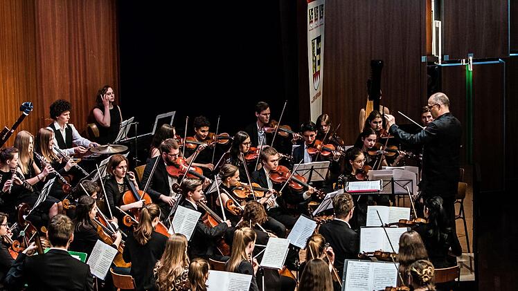 Das Jugendsymphonieorchester Oberfranken unter Leitung von Till Fabian Weser beeindruckte das Publikum im Coburger Kongresshaus mit begeisterndem Musizieren.Foto: Jochen Berger