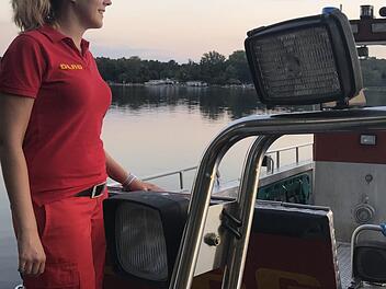 Christina Mülheims hat mit ihrem Team immer einen Blick auf den Weiher. Der Einsatzbereich ist allerdings viel größer. Die Weiherlandschaft und der Kanal fordern den ehrenamtlichen Rettern einiges ab.Busch