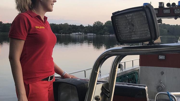 Christina Mülheims hat mit ihrem Team immer einen Blick auf den Weiher. Der Einsatzbereich ist allerdings viel größer. Die Weiherlandschaft und der Kanal fordern den ehrenamtlichen Rettern einiges ab.Busch