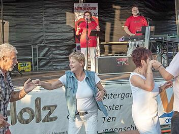"Let's have a party" hieß es am Sonntagabend beim Neuenseer Dorffest, wo Gitti und Frank für Stimmung sorgten. Foto: Klaus Gagel