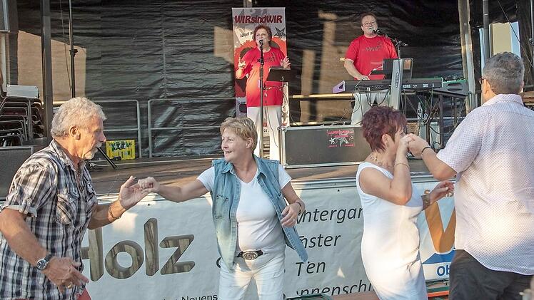 "Let's have a party" hieß es am Sonntagabend beim Neuenseer Dorffest, wo Gitti und Frank für Stimmung sorgten. Foto: Klaus Gagel