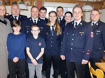 Die Feuerwehr Wilhelmsthal ehrte langj&auml;hrige Aktive, gratulierte den Absolventen der Lehrg&auml;nge bzw. den bef&ouml;rderten Aktiven sowie neuen Funktionstr&auml;gern und freute sich &uuml;ber Neuaufnahmen. Mit im Bild sind von links B&uuml;rgermeisterin Susanne Grebner und KBI Hans-Ulrich M&uuml;ller. Foto: Heike Sch&uuml;lein