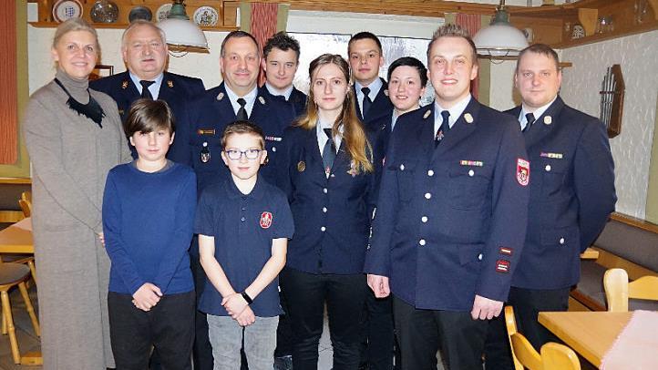 Die Feuerwehr Wilhelmsthal ehrte langj&auml;hrige Aktive, gratulierte den Absolventen der Lehrg&auml;nge bzw. den bef&ouml;rderten Aktiven sowie neuen Funktionstr&auml;gern und freute sich &uuml;ber Neuaufnahmen. Mit im Bild sind von links B&uuml;rgermeisterin Susanne Grebner und KBI Hans-Ulrich M&uuml;ller. Foto: Heike Sch&uuml;lein