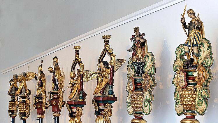 Die historischen Zunftstangen der Stadtpfarrkirche stehen im Mittelpunkt einer Sonderausstellung im Hennebergmuseum.Dieter Britz