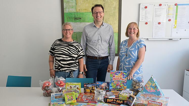 Erlangen: Mutter &uuml;bergibt nach Tod ihres Sohnes Geschenke f&uuml;r krebskranke Kinder