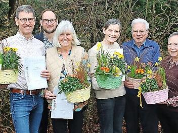 Ehrungen beim Obst- und Gartenbauverein Niederf&uuml;llbach (von links): Thomas Basedow, B&uuml;rgermeister Bastian B&uuml;ttner, Vorsitzende Renate Holzheid, Marita Pollex-Claus, Klaus Hertle und Erika Kraus.
