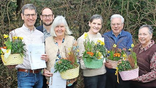 Ehrungen beim Obst- und Gartenbauverein Niederf&uuml;llbach (von links): Thomas Basedow, B&uuml;rgermeister Bastian B&uuml;ttner, Vorsitzende Renate Holzheid, Marita Pollex-Claus, Klaus Hertle und Erika Kraus.