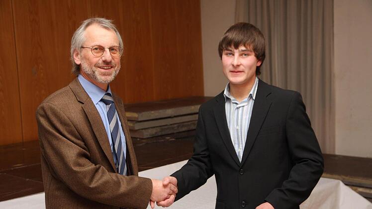 Staatspreis für den Spitzenschüler Christian Böhmer (Bad Staffelstein). Links: Studiendir. Klaus Bock, Berufsschule Coburg.