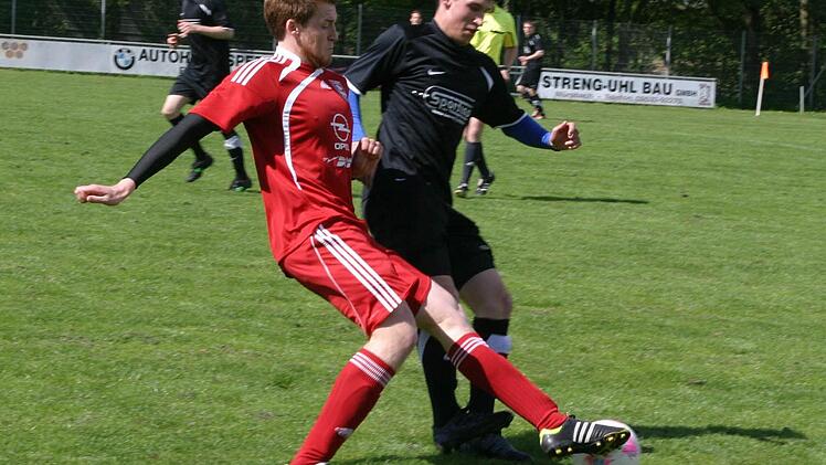 Der Eberner Döhler (rotes Trikot) im Zweikampf mit Gästespieler Knöffel.