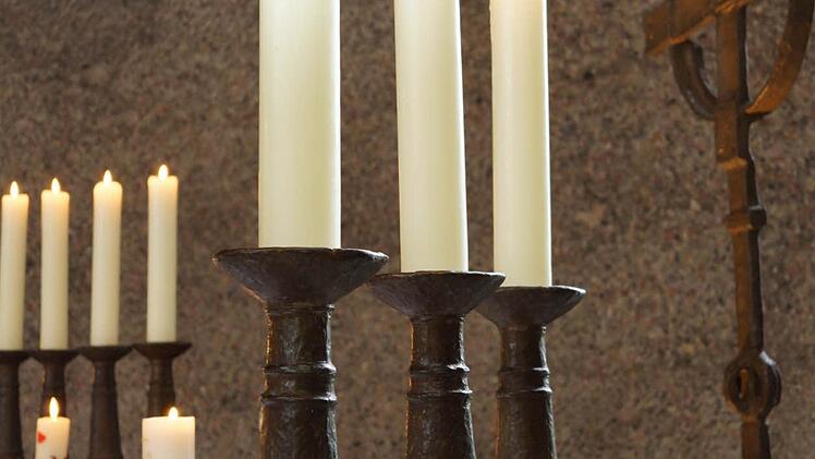 Kerzen auf dem Altar