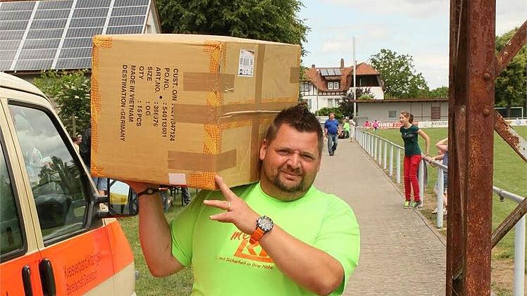 Auch eine Art von sportlicher Betätigung. Vorsitzender Frank Schmitt beim Kistenschleppen.