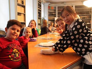 Die Schüler der Gangolfschule freuen sich bei Fair-Trade Saft und Plätzchen auf ihre Urkunden.  Foto: Toni Mangei