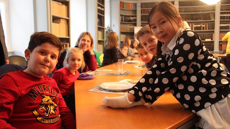 Die Schüler der Gangolfschule freuen sich bei Fair-Trade Saft und Plätzchen auf ihre Urkunden.  Foto: Toni Mangei